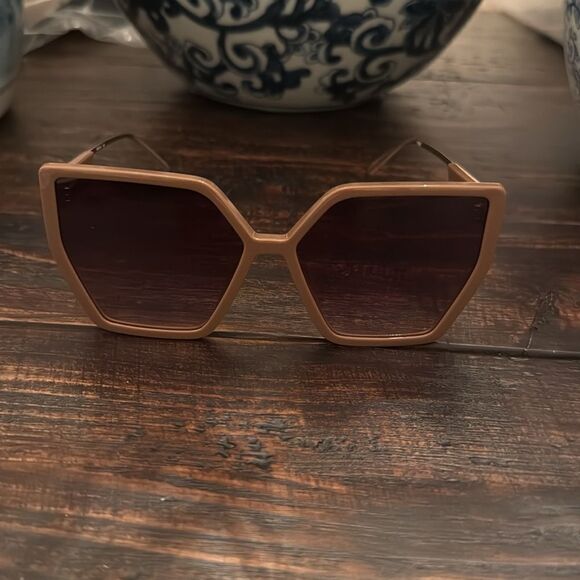 Quay Hotel Lobby sunglasses - Picture 4 of 8